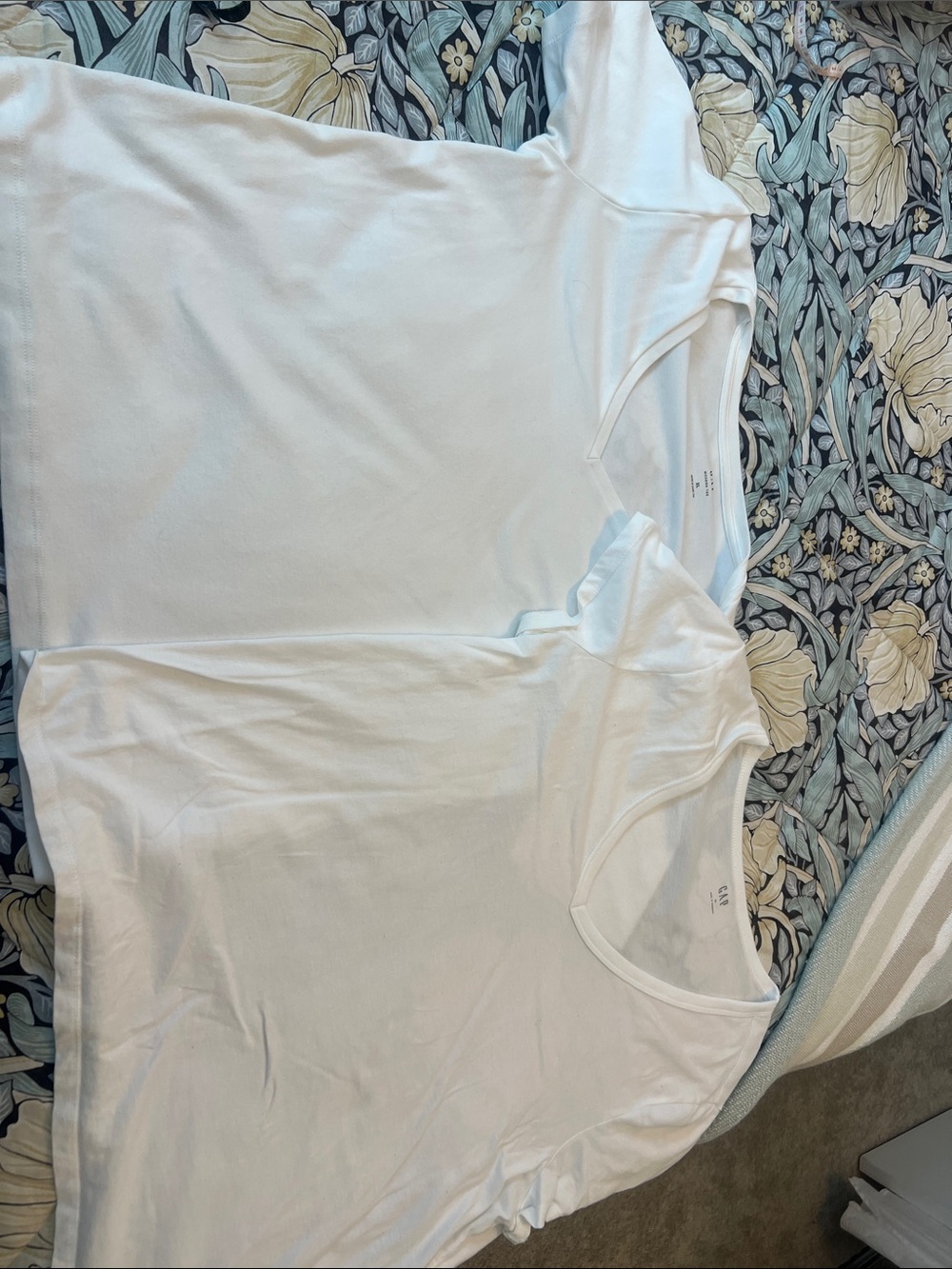 2 GAP White Short Sleeve Crew Neck Tees size XL